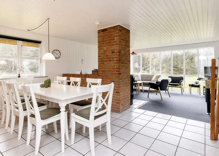 8 Person In * Blåvand